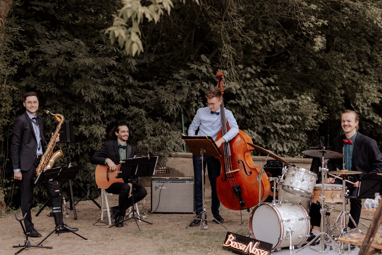 Bossa Nossa spielt im Freien bei einer Hochzeit