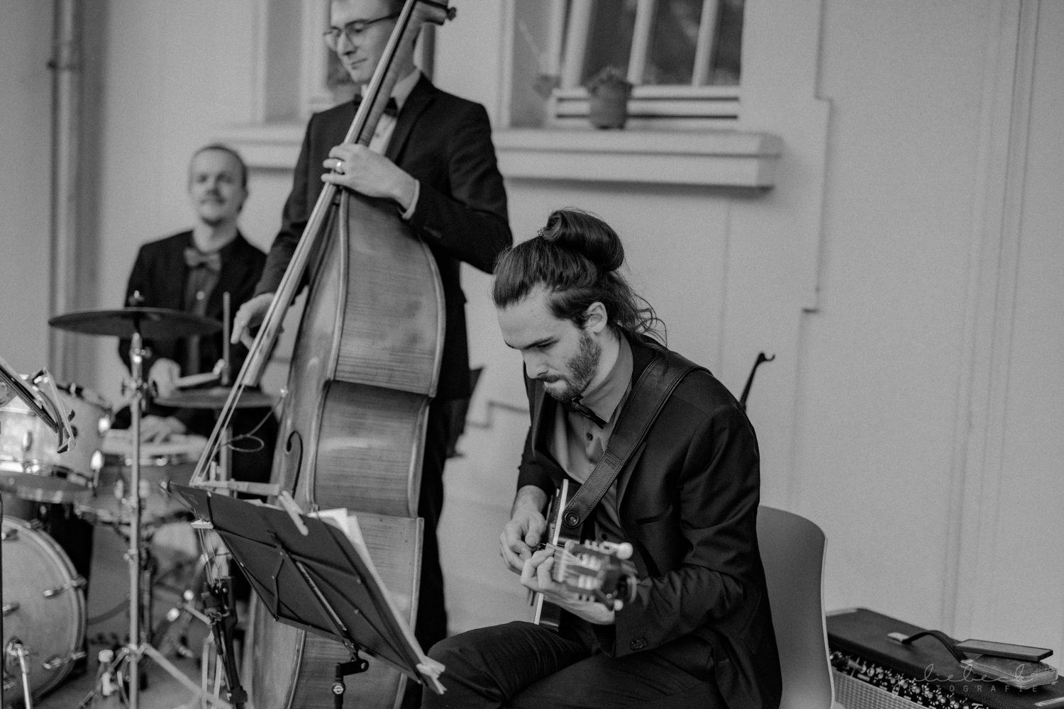 Gitarrist und Kontrabassist von Bossa Nossa, Schwarz-Weiß