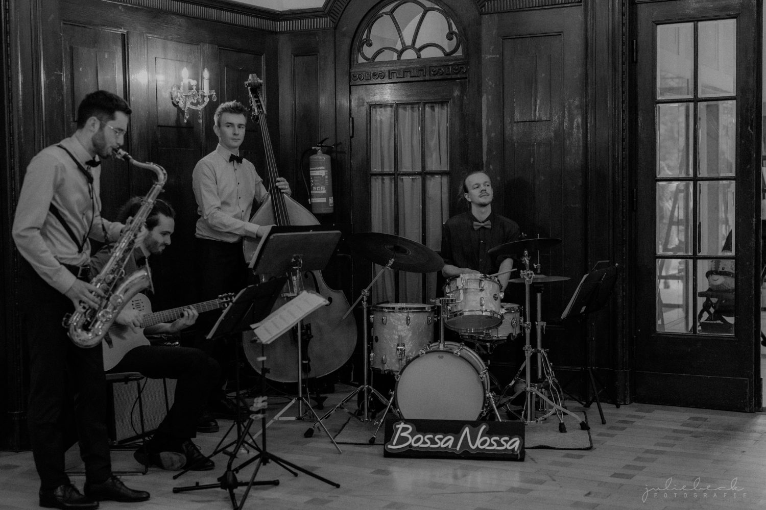 Bossa Nossa im festlichen Saal, Schwarz-Weiß