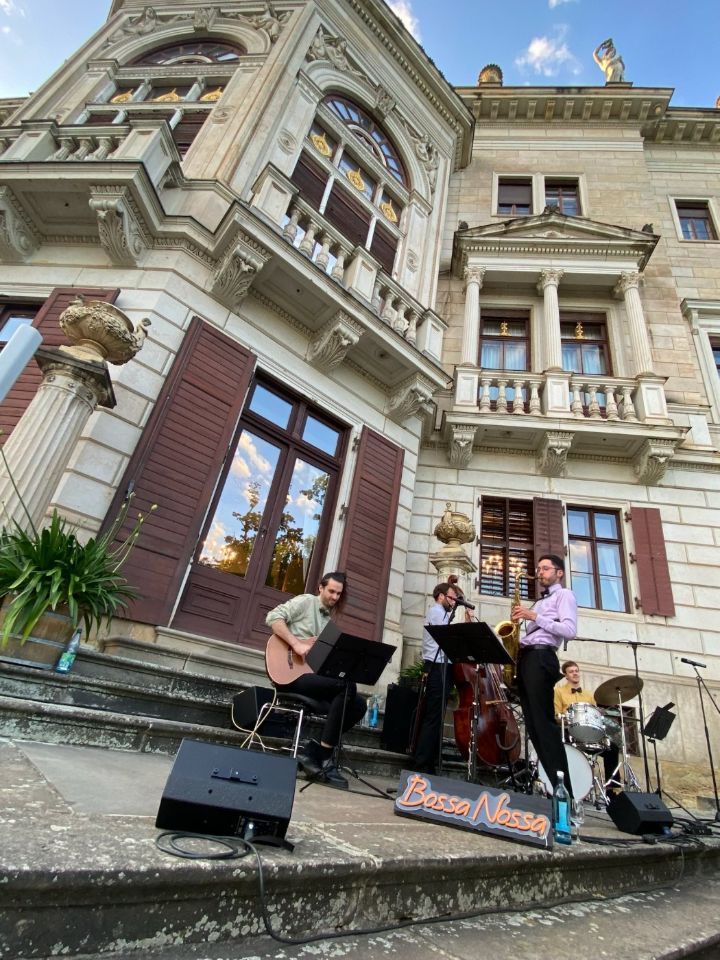 Bossa Nossa – Open-Air-Auftritt vor historischem Schloss